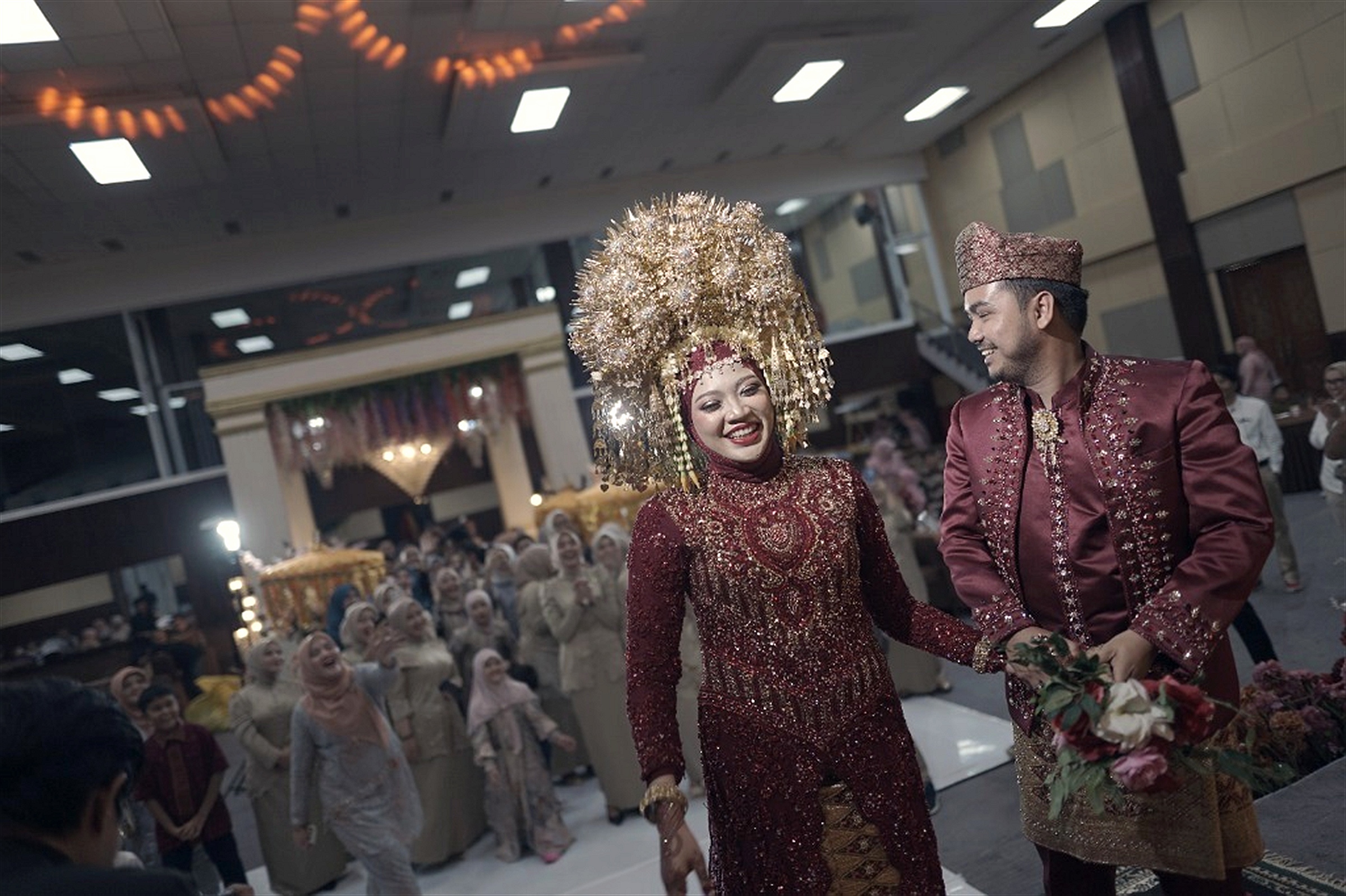 Prosesi kirab pengantin memasuki ballroom auditorium bersama keluarga dan tamu undangan