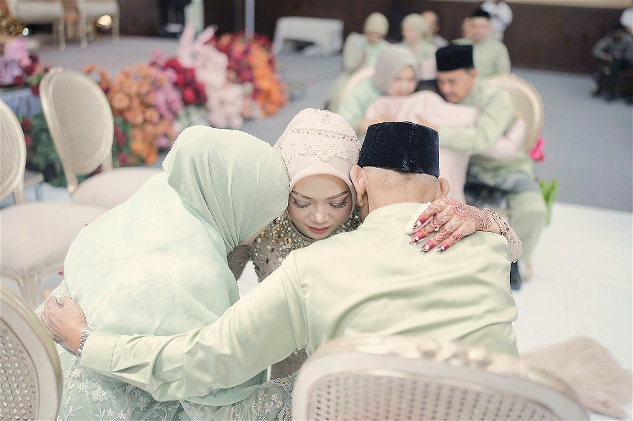 Momen sungkeman khidmat memohon doa restu kepada kedua orang tua