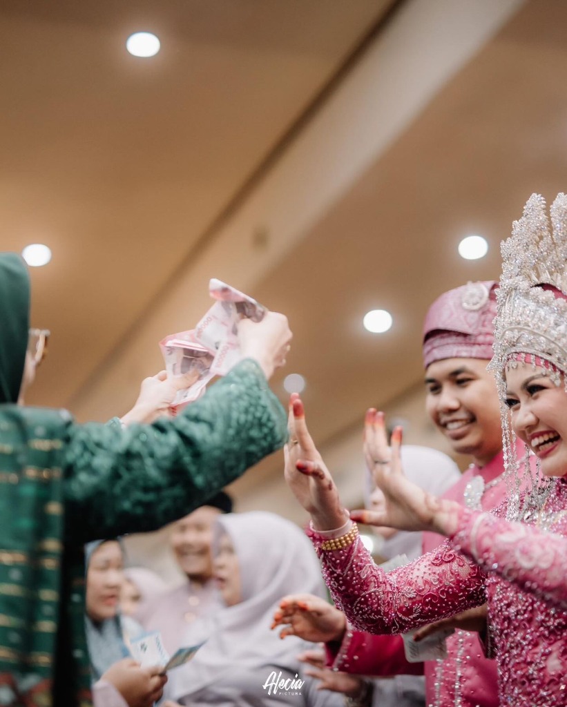 Momen penuh keceriaan dan keakraban saat tradisi saweran dan tari bersama para tamu undangan serta keluarga besar
