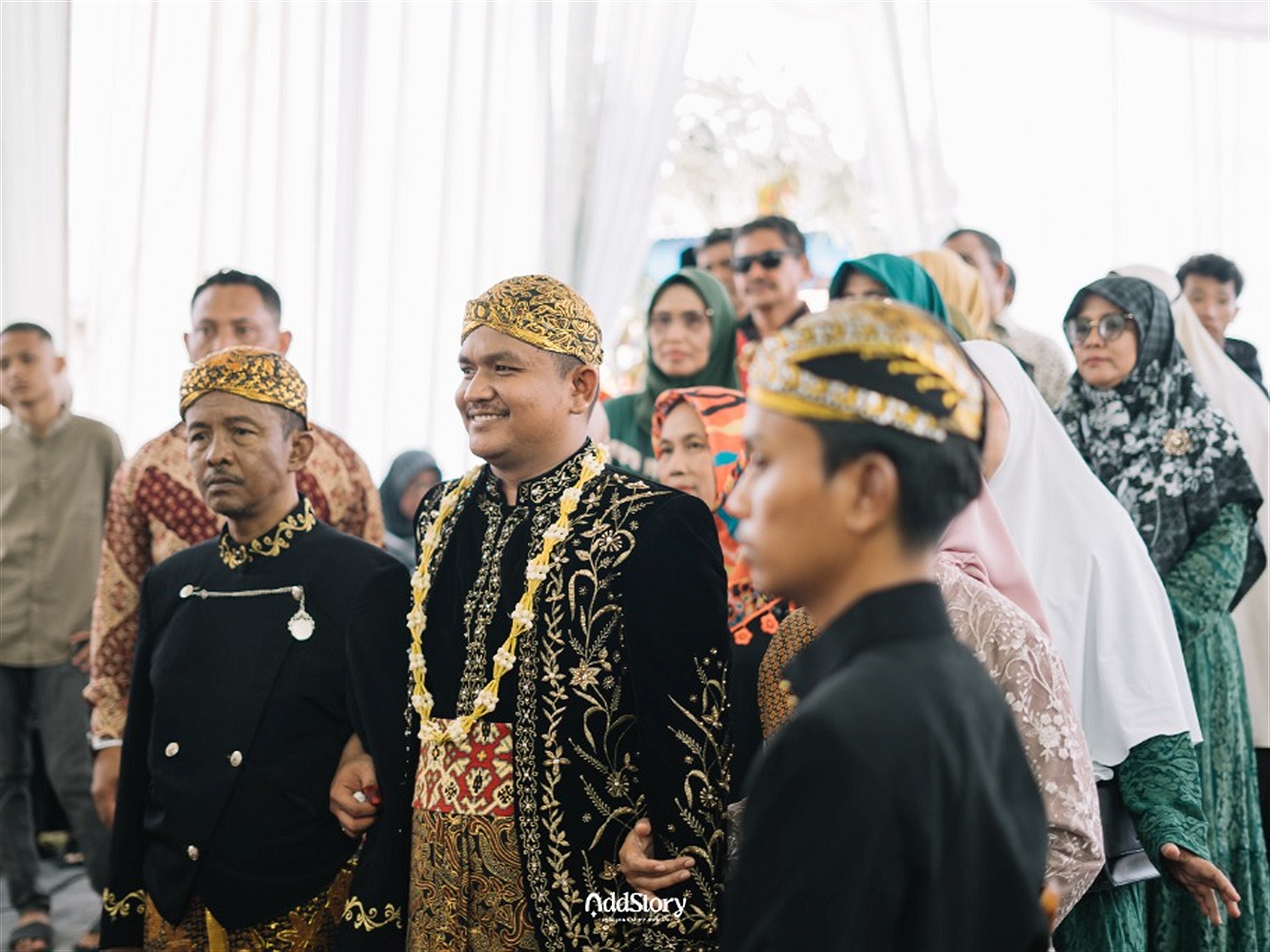 Momen bahagia mempelai pria melangkah menuju tempat prosesi didampingi keluarga besar