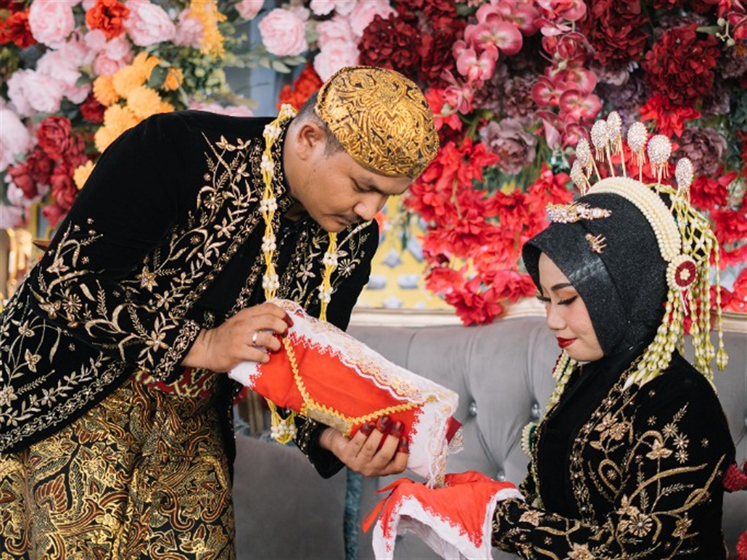 Prosesi adat kacar-kucur di pelaminan sebagai simbol tanggung jawab dan nafkah lahir batin