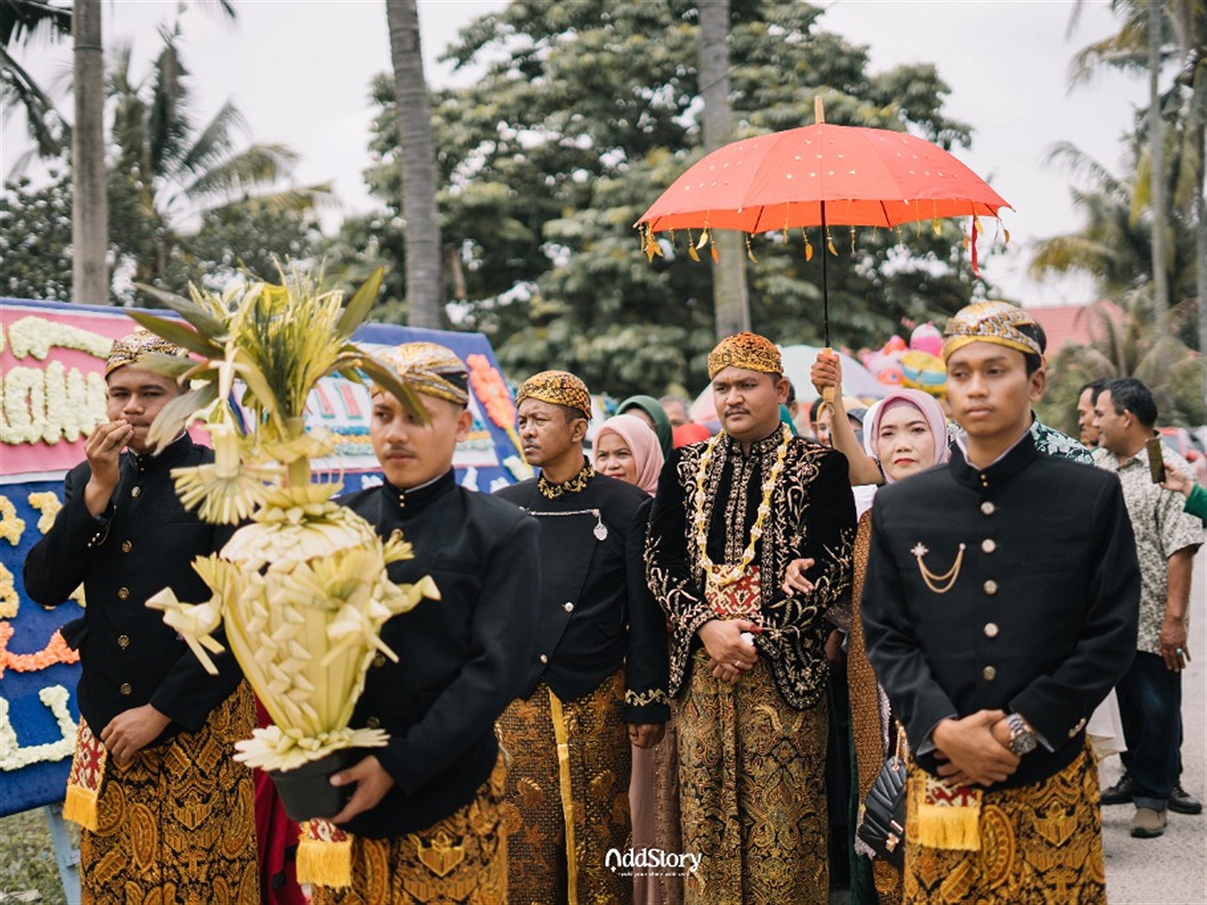 Iring-iringan kirab pengantin pria dipandu cucuk lampah kembar mayang dan payung kehormatan