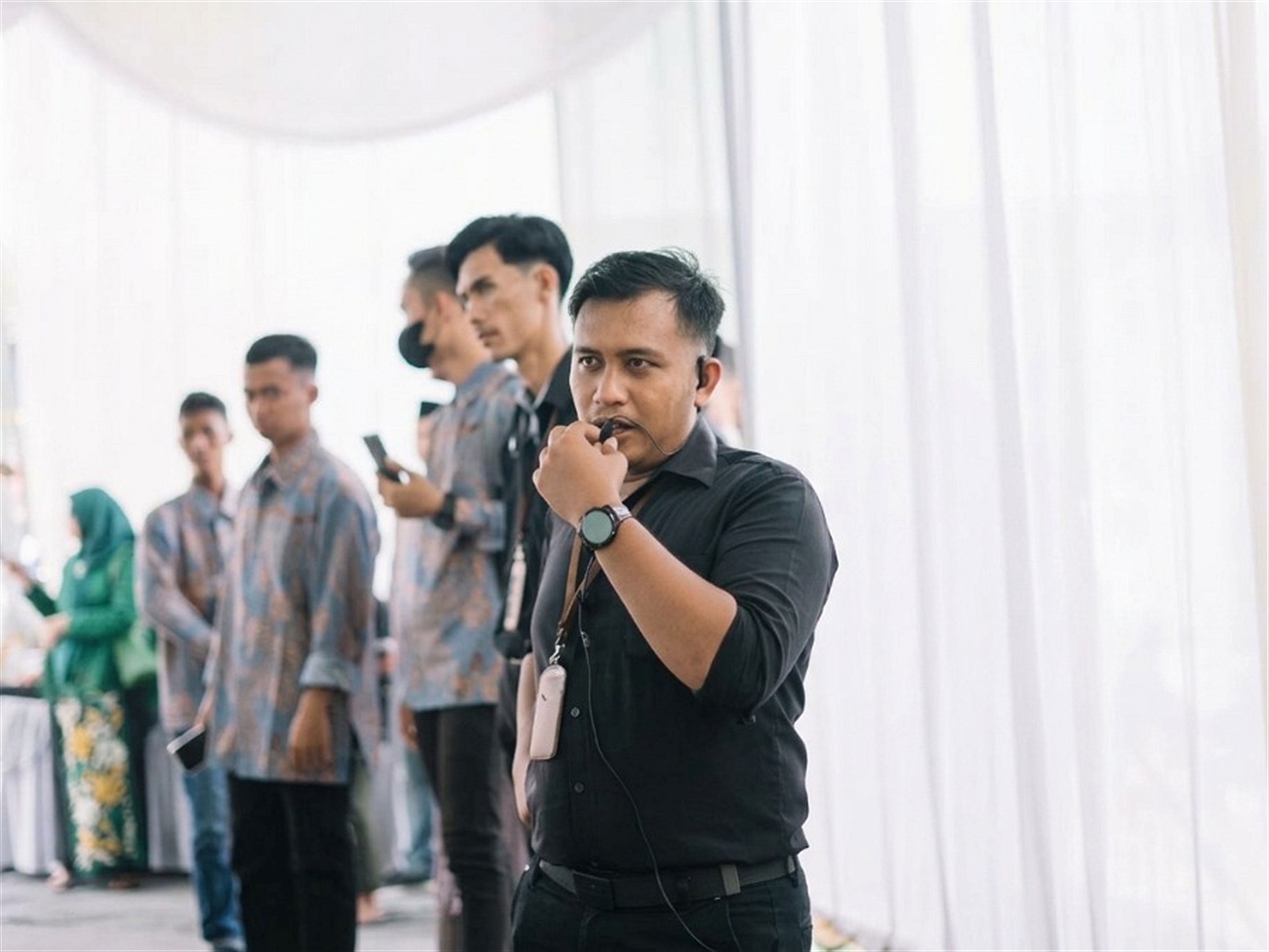 Koordinasi tim Dua Insan Organizer memandu alur prosesi agar berjalan tertib dan lancar
