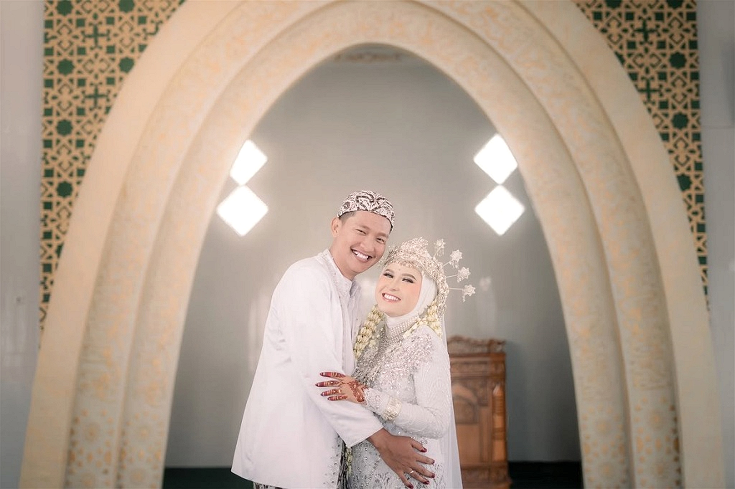 Potret hangat kedua mempelai berbalut busana akad nikah serba putih