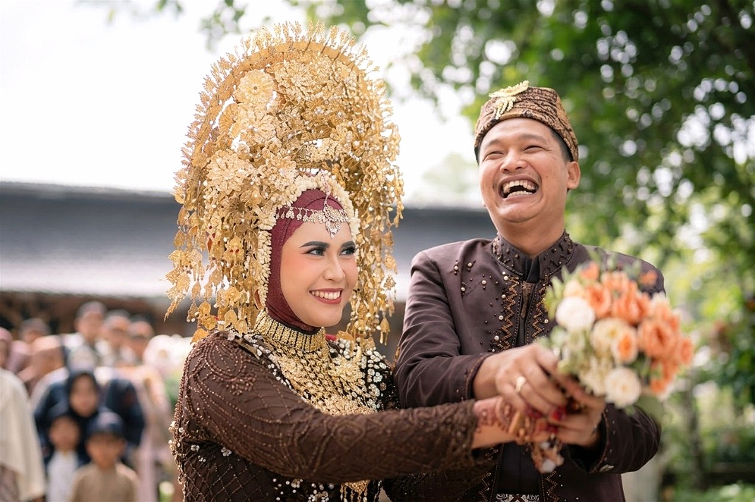 Keceriaan mempelai saat prosesi lempar hand bouquet resepsi
